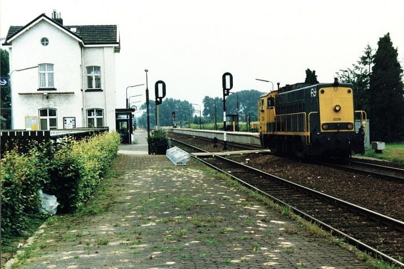 2229 mit Lokzug zwischen Roermond und Venlo auf Bahnhof Swalmen am 26-07-1991. Bild und scan: Date Jan de Vries. 