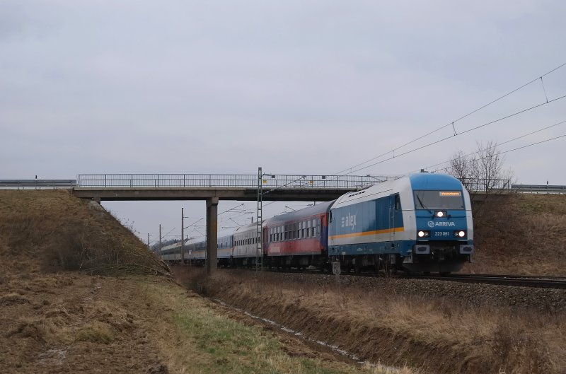 223 061 (Arriva) mit Alx 454 bei Langenbach (16.12.2007)