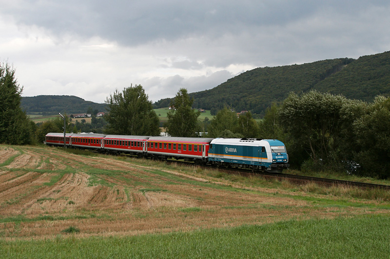 223 063 mit dem RE 352  Jan Hus  aus Prag nach Nrnberg am 5.9.09 am Einfahrsignal von Furth im Wald.