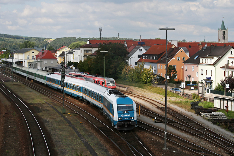 223 064 mit Alex 354 am 06.09.2009 bei der Ausfahrt aus Schwandorf.