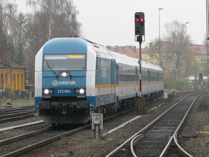 223 064 mit einem Alex am 10.4.2008 in Weiden.