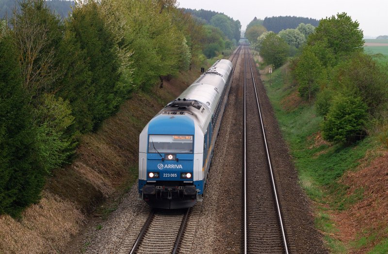 223 065 (Arriva) mit Alx 38705 vor Schwabhausen (28.04.2009)