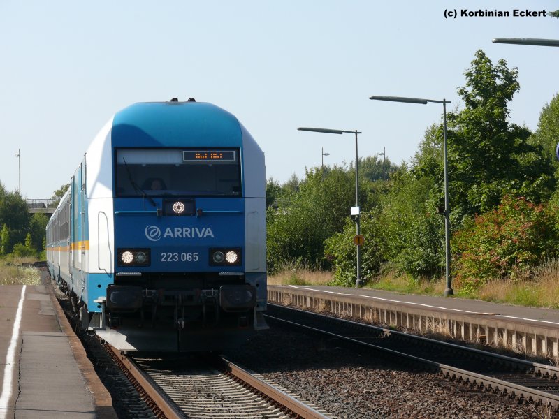 223 065 mit dem ALEX (ALX 37972) von Mnchen Hbf nach Hof Hbf bei der Einfahrt in Wiesau (Oberpf), 1.08.2009