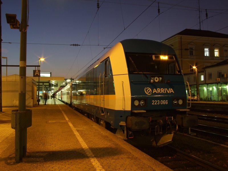 223 066 (Alex) steht am 19.02.2008 als VBG86572 nach Hof in Regensburg Hbf bereit, mal ohne Spitzenlicht