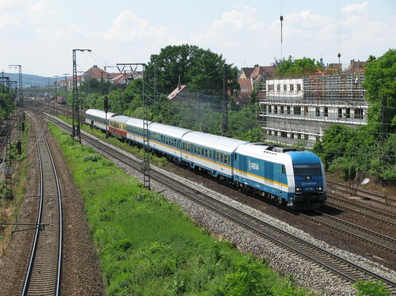 223 066 mit Alex 86008 am 10.6.2008 in Regensburg. Als erster Wagen ist einer der beiden Alex  Silberlinge  eingereiht.