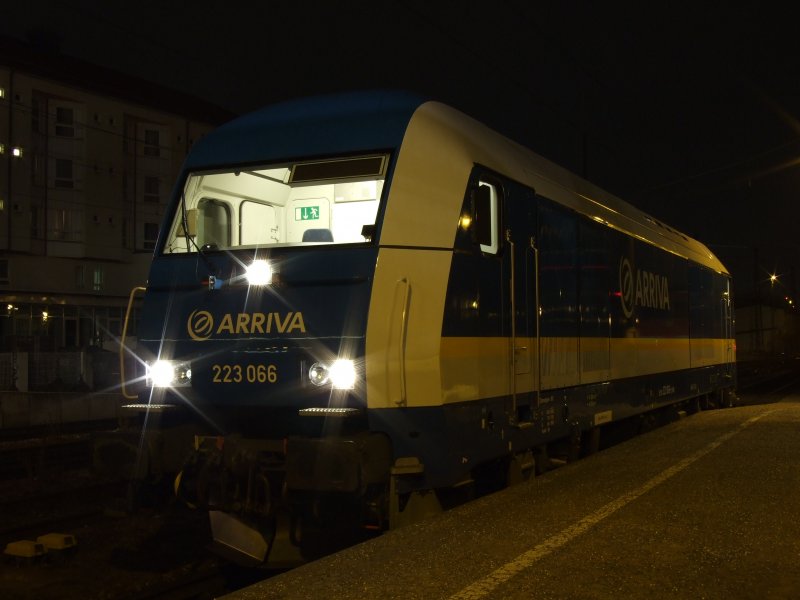 223 066 wartet am Abend des 20.02.2008 auf die Rangierfahrt in die Abstellanlage von Regensburg