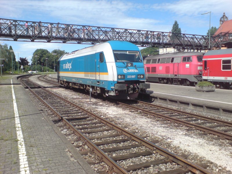 223 067-0 der ARRIVA, am 21.03.08 in Lindau Hbf die gerade dabei ist ihre wagen auf Gleis 6 anzukuppeln für die fahrt nach München Hbf