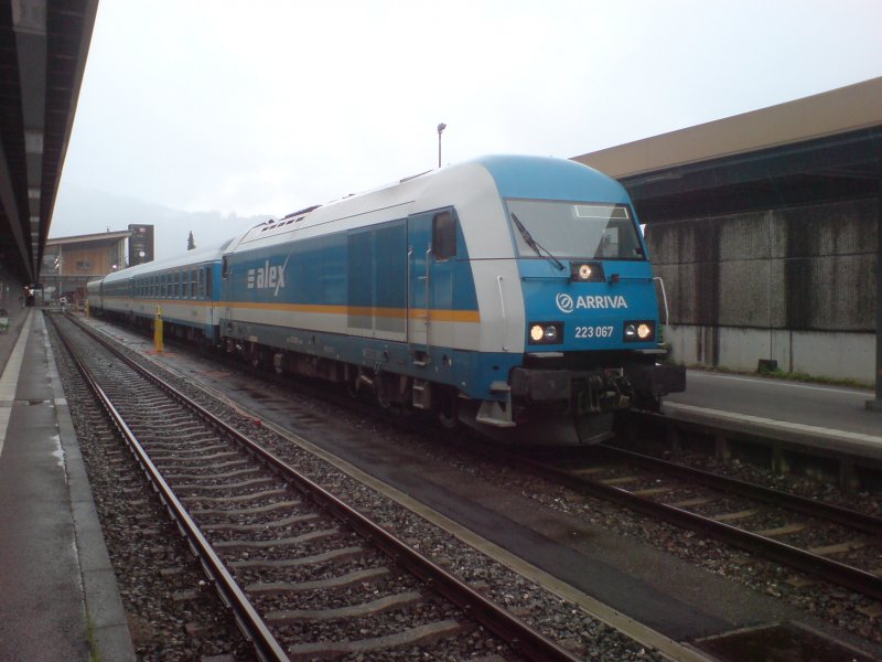223 067-0 der ARRIVA, am Gleis 4 bereitgestellt fr die fahrt nach  Mnchen Hbf, am 21.07.08 in Oberstdorf