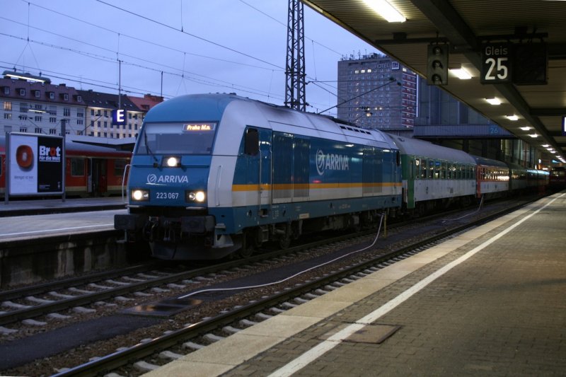 223 067 mit Alex 37982 am 22.12.2008 in Mnchen Hbf. Planmig ist der Zug mit einer Alex 183 unterwegs.
