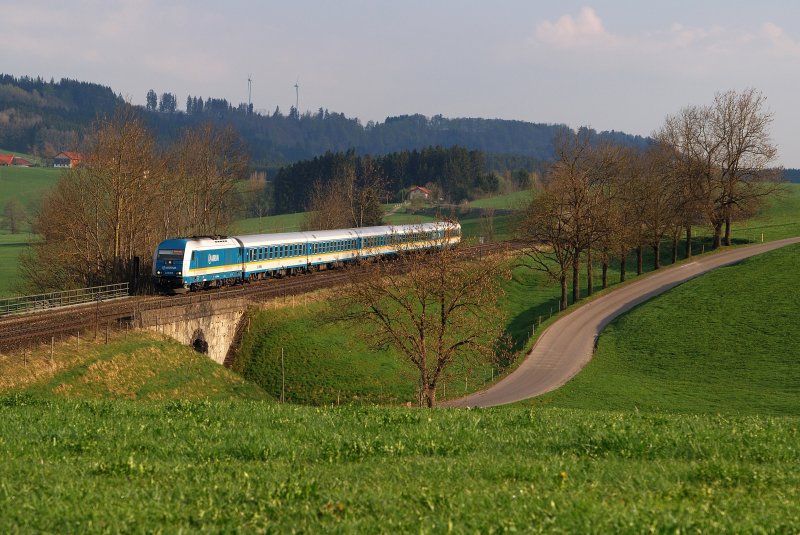 223 068 (Arriva) mit Alx 38702 bei Ellenberg (22.04.2009)