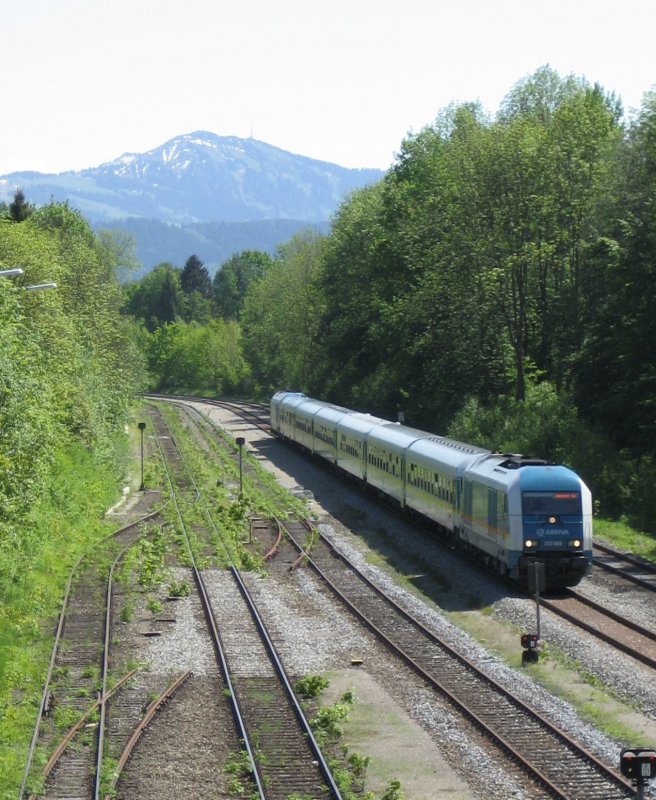 223 068 mit ihren Alex und einer weitern 223 als Schlusslok bei der Einfahrt in den Hauptbahnhof Kempten.17.05.09.