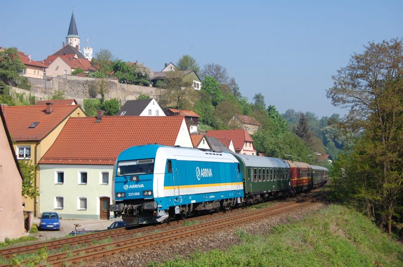 223 068 mit Sonderzug als DPE 88090 am 02.05.2009 unterhalb der nabburger Altstadt