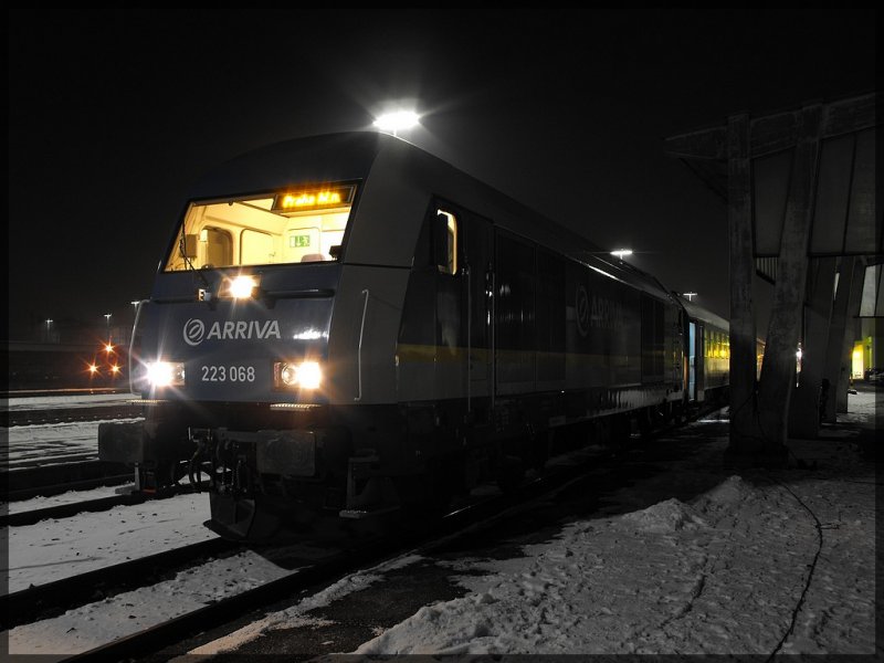 223-068 steht mit ihrem ALX/R nach Prag im Bahnhof Schwandorf zur Abfahrt bereit.