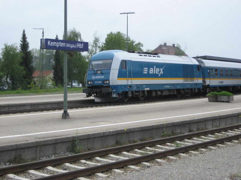 223 068 wartet am 15.05.09 in Kempten(Hbf)auf die Aussfahrt nach Mnchen.