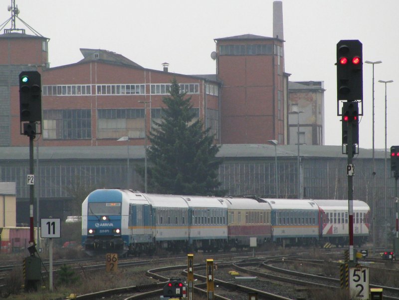 223 071 mit bunter Alex Wagengarnitur am 10.4.2008 in Weiden.