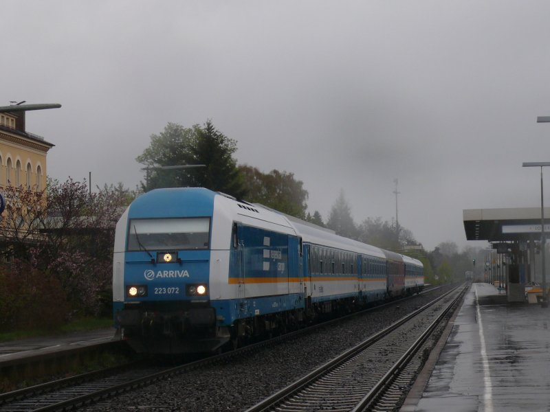 223 072 ( Regental Cargo ) beim Halt in Wiesau (oberpf) mit ihrem ALEX nach Mnchen Hbf, 14.04.2009