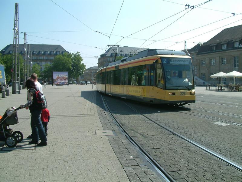 223 auf dem Karlsruher Bahnhofsvorplatz (17.8.05)