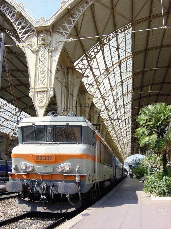 22337 nach der Einfahrt aus Richtung Marseille gegen 11:00 Uhr im Bahnhof Nizza, 1. Juni 2002