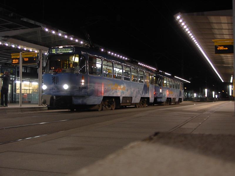 224 290 am spten Abend an der Haltestelle Hauptbahnhof.
(14.10.2004)