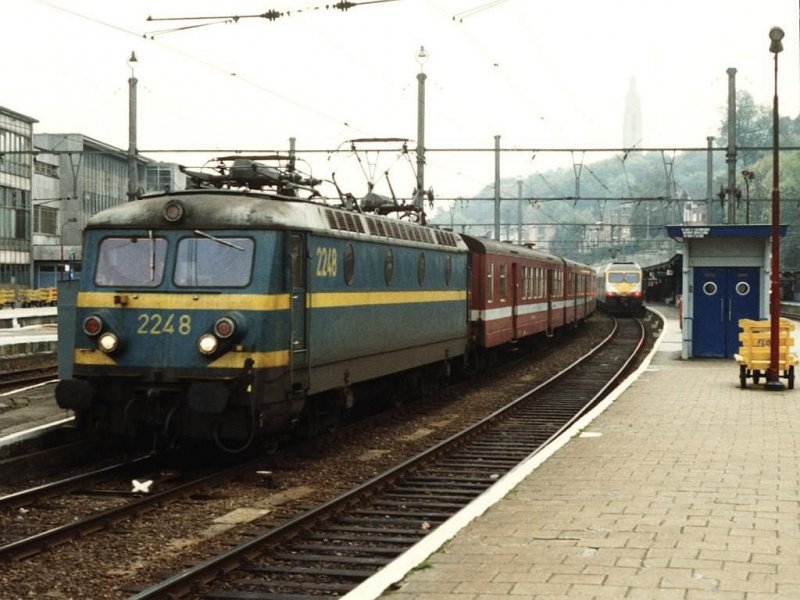 2248 mit IR 2134 Charleroi Sud-Liers auf Bahnhof Lige Guillemins am 25-10-1993. Bild und scan: Date Jan de Vries.
