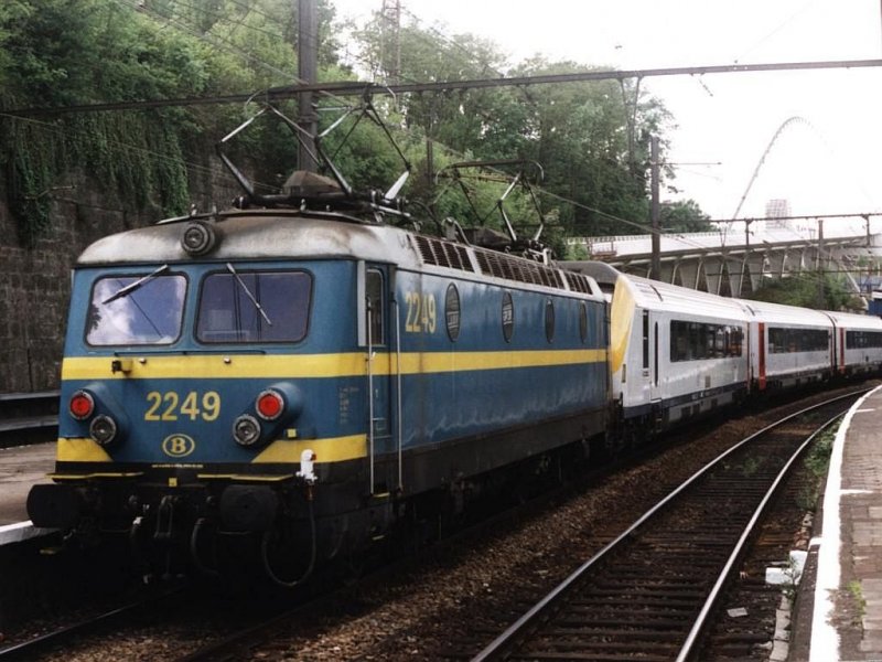 2249 als Schiebelok auf Bahnhof Lige Guillemins am 17-5-2001. Bild und scan: Date Jan de Vries.