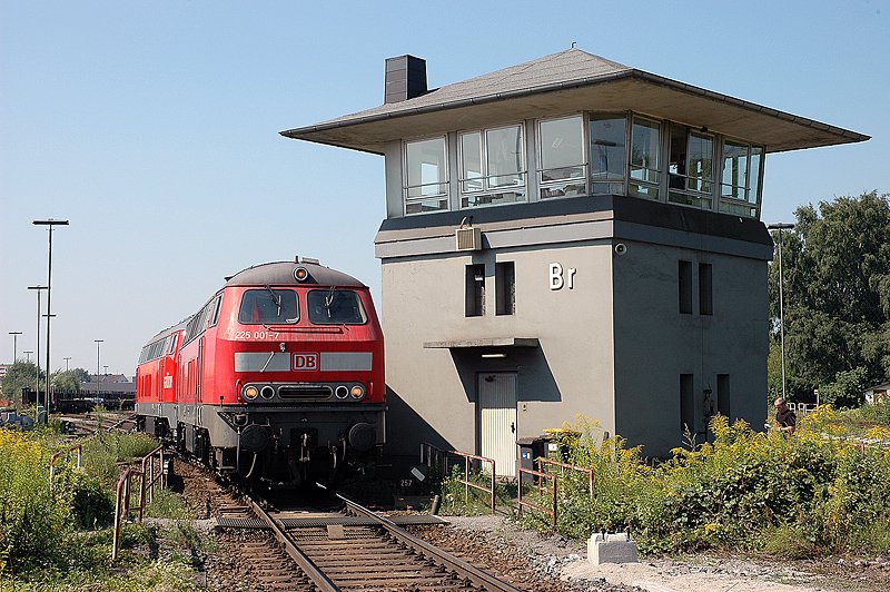 225 001 + 225 011 rollen am Stellwerk Duisburg Hochfeld vorbei. 18.08.2005