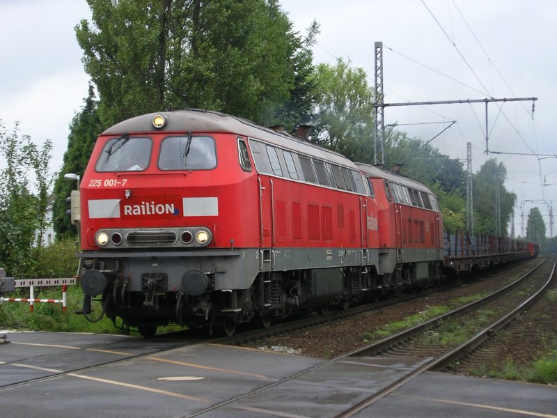 225 001-7 und 225 084-3 mit GZ mit Stahlblcken auf dem Weg nach Hagen Vorhalle,hier am B Bochum Nokia.(20.08.2008)