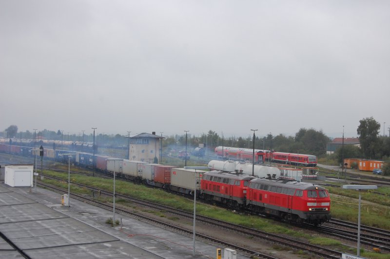 225 002 und 225 803 fahren mit dem Wacker-Shuttle am 15.09.2008 aus Mhldorf in Richtung Burghausen aus