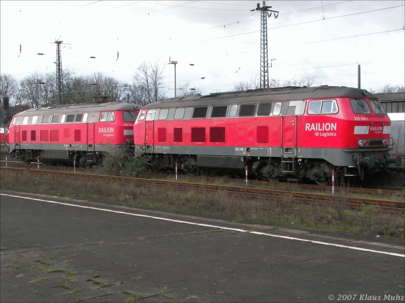 225 004-1 und 225 018-1 warten am 21.01.07 vor Haltsignal auf Fortsetzung Ihrer Fahrt durch Wanne-Eickel Hbf.