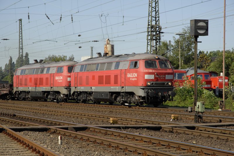 225 006 und 225 004 durchfahren mit einem mit Stahlbrammen beladenen Ganzzug Oberhausen-West.So. 10.09.2006