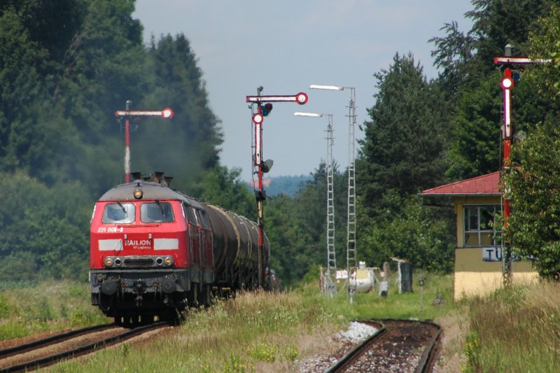 225 008 & 217 011 am 17.06.09 mit 61907 von Mhldorf in die Wackerwerke nach Burghausen bei der Einfahrt in Tling.