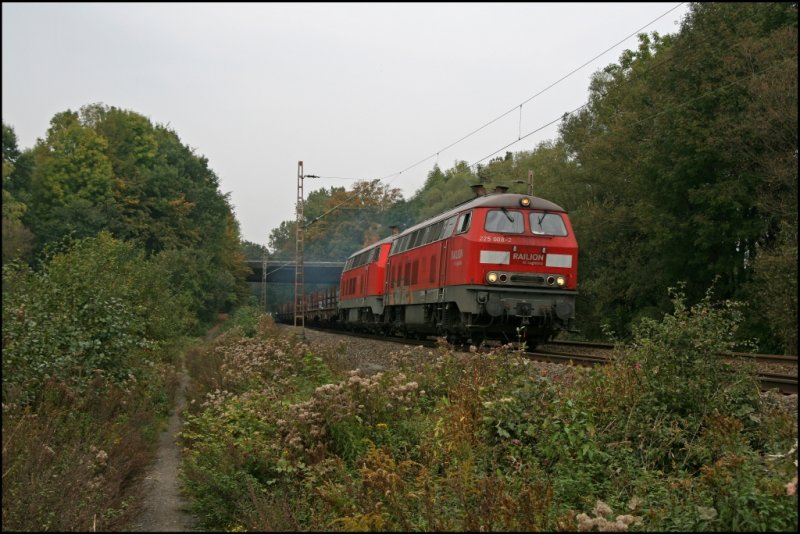 225 008 und 081 bringen am Morgen des 10.10.07 den KC 61733 von Duisb-Hochfeld nach Hohenlimburg. Kurz vor dem Ziel unterqueren sie meinen Arbeitsplatz die A46.