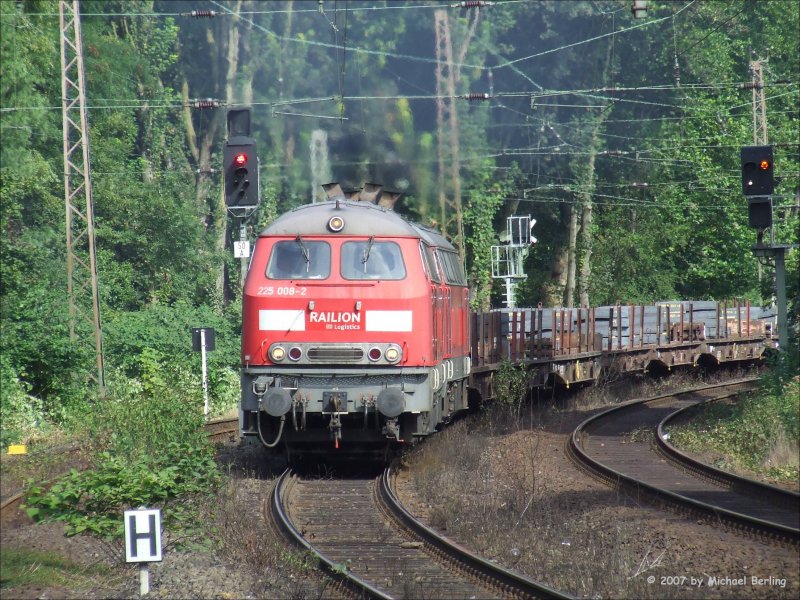 225 008-2 mit Schwestermaschiene und einem Stahlbrammenzug kurz vor dem Hp Bochum Hamme. 29.8.07