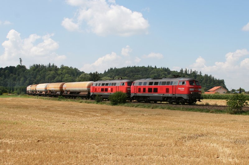 225 008 und 217 012 mit dem Kesselwagenzug 47134 am 06.08.2009 bei Tling.
