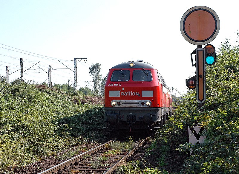 225 011 + 225 001 in der  grnen Hlle  von Duisburg Hochfeld. 18.05.2005