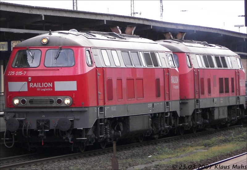 225 015-7 und 225 001-7 durchfahren Wanne-Eickel HBf. 25.03.20047