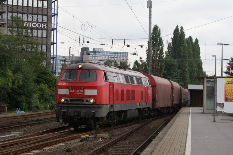 225 018-1 mit Gterzug in Dsseldorf Rath am 23.07.08