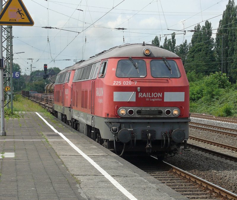 225 020-7 mit einer weiteren 225er bei der Durchfahrt in Herne 3.8.2009