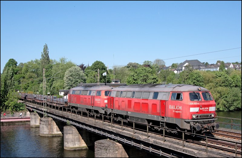 225 021 und 225 020 berqueren bei Wetter(Ruhr) den Harkortsee mit einem Stahlbrammenzug. Ziel wird Hoesch Hohenlimburg sein. (12.05.2008)
