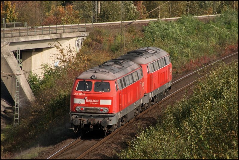 225 021 und 225 109 brummen als Tfzf von Hagen-Vorhalle komment in Richtung Bochum. Wo kann man den noch regelmig 225er im Ruhrgebiet aufnehmen? (13.10.2008)
