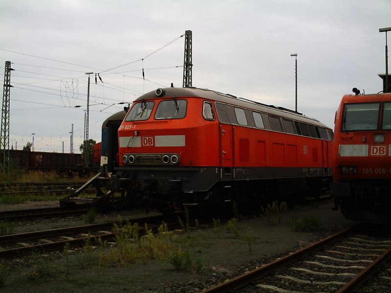 225 023 wartet im RBf Kln- Gremberg auf neue Aufgaben. Sie wurde aus einer 215 fr den Gterverkehr umgebaut. 02.09.2006