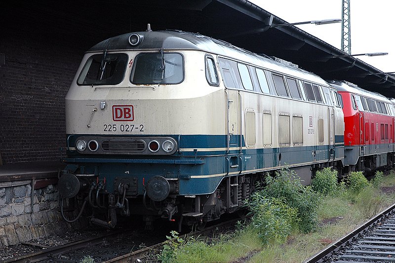 225 027 wartet in Aachen West auf den nchsten Einsatz. 04.06.2004