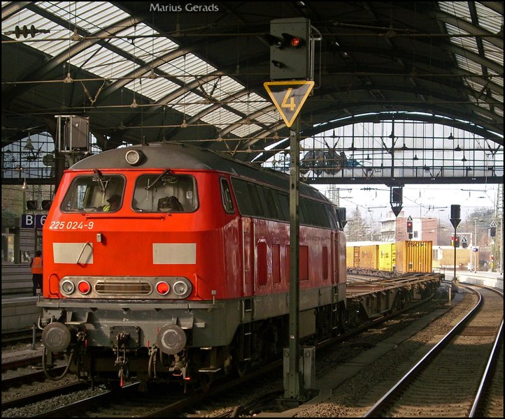 225 028 und 225 024 fuhren diesen Gz von Montzen kommend aus Richtung Rothe Erde nach Aachen West. Die Loks wurden sp�ter in KAW abgestellt. Aufgrund des vorfahrenden RE4´s musste der Zug in Aachen Hbf einen kleinen, unfreiwilligen Zwischenhalt einlegen. 6.4.2009