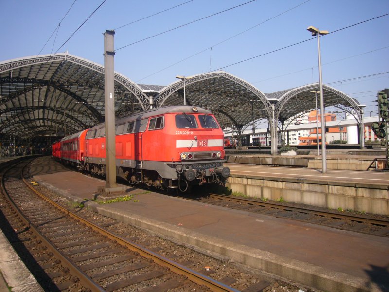225 029 steht mit einem Bauzug am Ende des Gleises 4 im Klner Hbf. Aufgenommen am 01.04.07