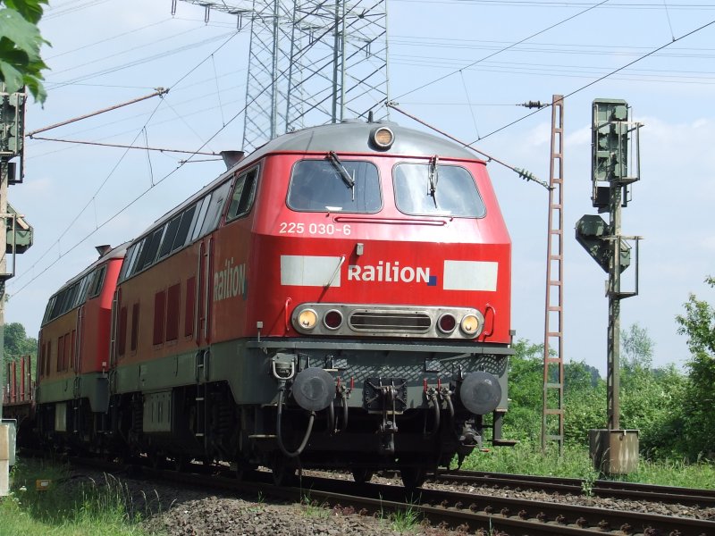 225 030-6 mit schwesterlok und einem leeren Brammenzug auf den weg richtung Duisburg. Gelsenkirchen Bismarck 18.5.07