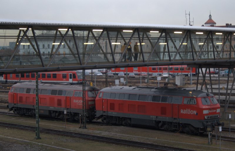 225 030 mit 225 806 am Abend des 04.02.08 in Mhldorf