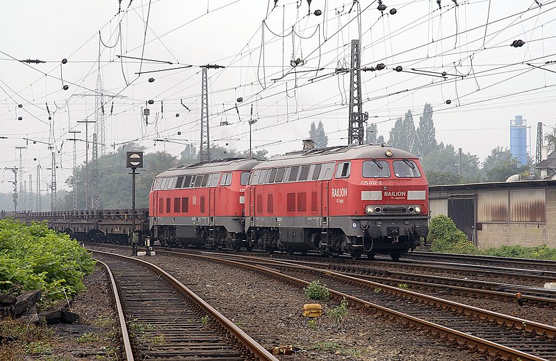 225 032 + 225 015 durchfahren mit einem mit Leerzug Oberhausen-West. 17.09.2006