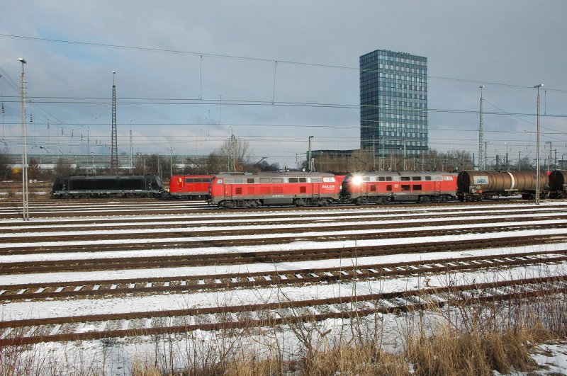 225 032 und 217 018 am 31.01.09 mit einem Kesselwagenleerzug aus Mhldorf in Mnchen Ost Rangierbf. Im Hintergrund ist das Verlagsgebude der Sddeutschen.