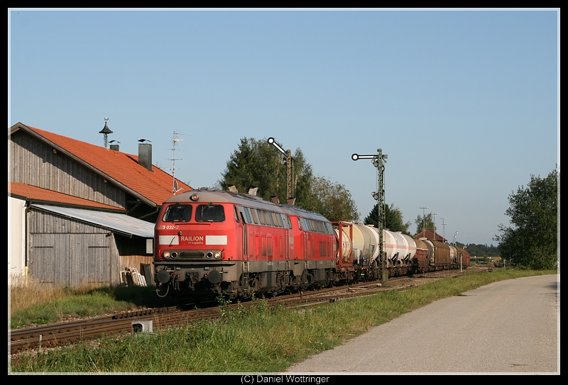 225 032 am Nachmittag des 8. September 2009 im Bahnhof Pirach.