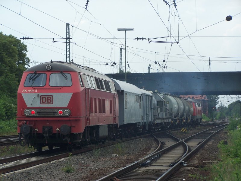 225 059 Orienrot am Ende des von 225 006 gezogen Spritzzuges am 05.06.2007 in Mannheim Friedrichsfeld
